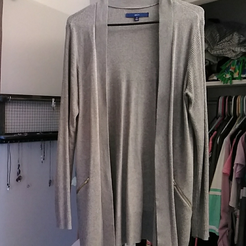 Cardigan with zipper pockets